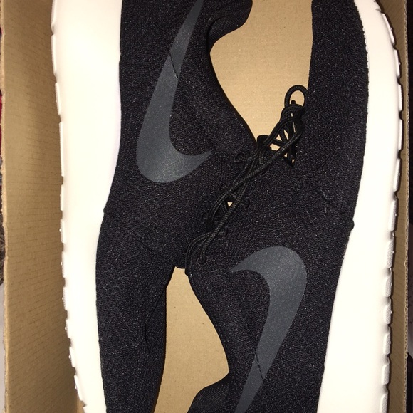 Nike Shoes - Nike Rosche one sz 9 511881-101